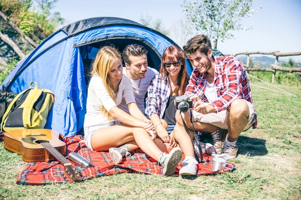 Group of friends in campsite — Stock Photo, Image
