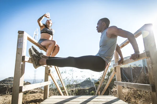 Sportiga par träning utomhus Stockbild