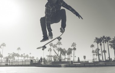 Skate park adlı pratik patenci çocuk
