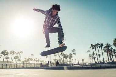 Skate park adlı pratik patenci çocuk