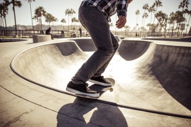 Skate park adlı pratik patenci çocuk