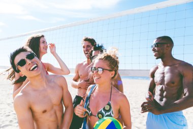 Plaj voleybolu oynarken arkadaşlar 
