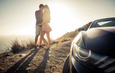 Romantik Çift Cliff üzerinde öpüşme 