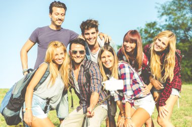 Trekking ve selfie alarak arkadaşlar