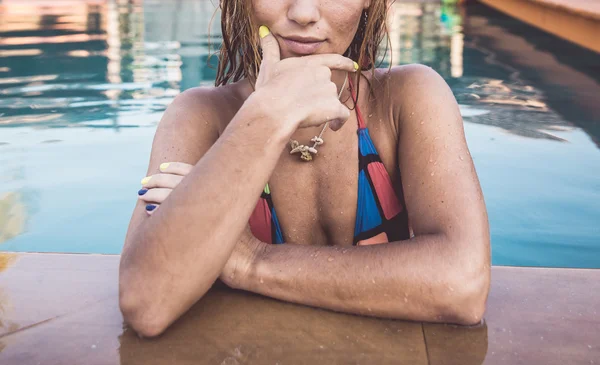 Woman relaxing on poolside — Stock Photo, Image