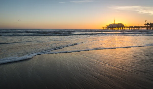 Praia de Santa Monica ao pôr do sol — Fotografia de Stock