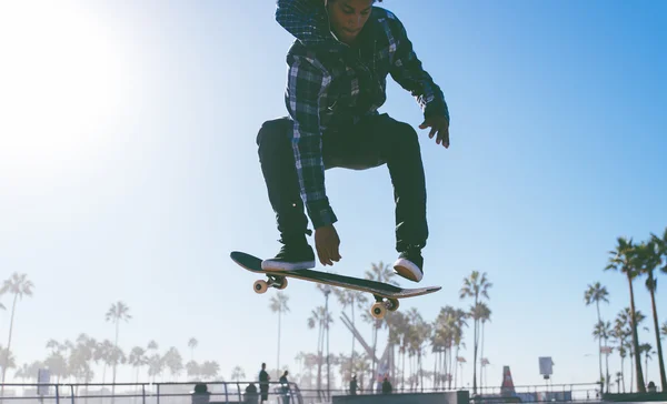 Αγόρι σκέιτερ εξάσκηση στο πάρκο skate — Φωτογραφία Αρχείου