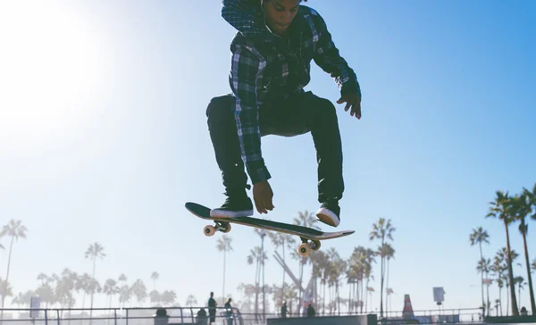 Skater boy practicando en skate park — Foto de Stock