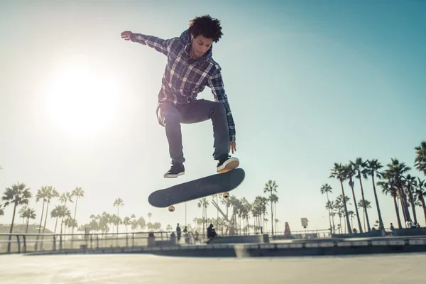 Skater boy practicing at skate park — Stock Photo, Image