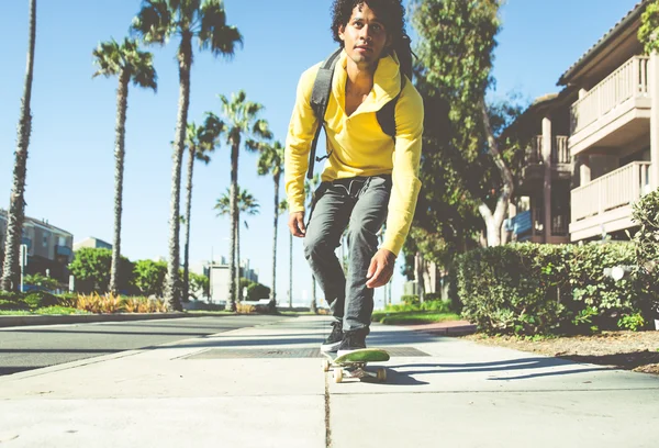 Skater garçon dans la rue à Los angeles — Photo