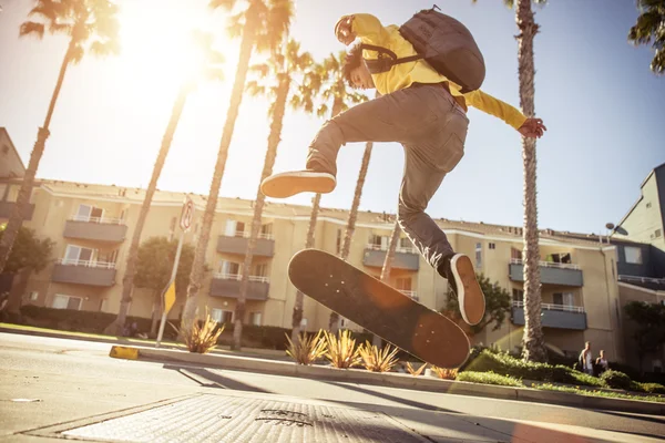 Парень-скейтер на улице в Лос-Анджелесе — стоковое фото