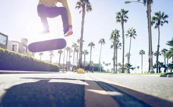 Skater-Junge auf Straße in Los Angeles — Stockfoto