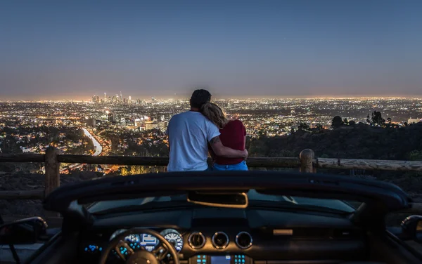 Couple appréciant skyline — Photo