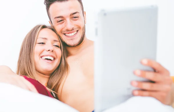 Пара дивиться на цифровий планшет — стокове фото
