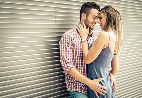 Schönes junges Paar küsst — Stockfoto