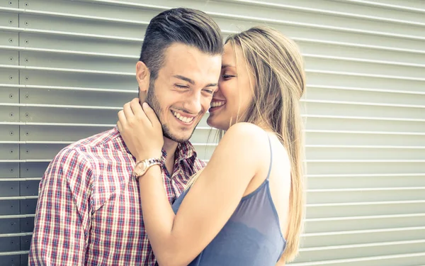 Красива молода пара цілується — стокове фото
