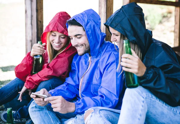 Amigos passar o tempo durante o dia chuvoso — Fotografia de Stock