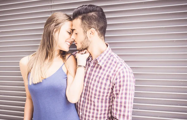 Beautiful young couple kissing — Stock Photo, Image