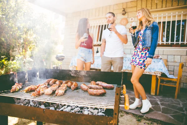 Amici che fanno barbecue in cortile — Foto Stock