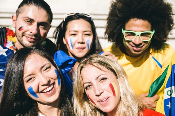 Grupo de aficionados al fútbol feliz — Foto de Stock