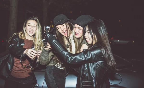 Meninas fazendo festa à noite — Fotografia de Stock