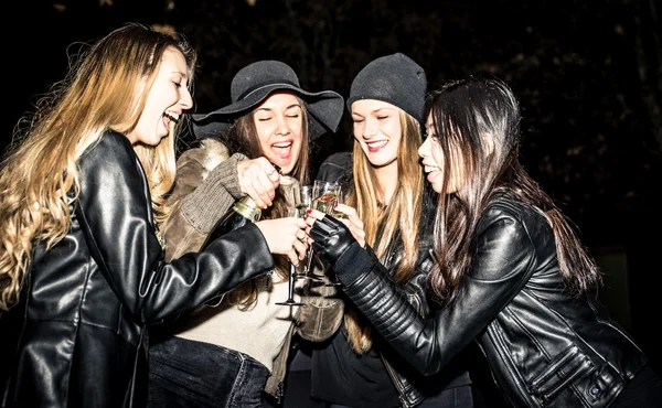 Meninas fazendo festa à noite — Fotografia de Stock