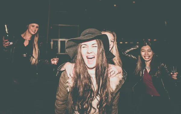 Mädchen machen Party in der Nacht — Stockfoto