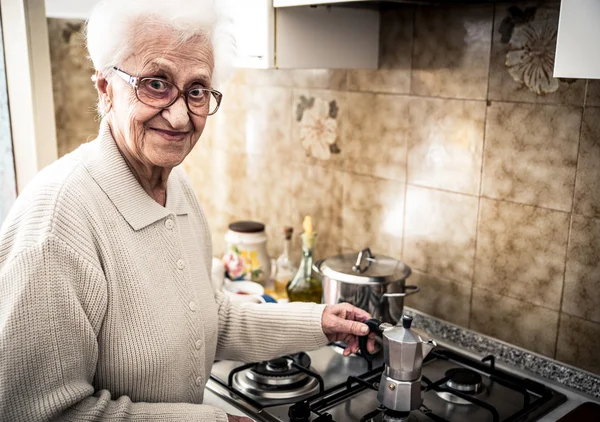 Oude vrouw koffie bereiden — Stockfoto