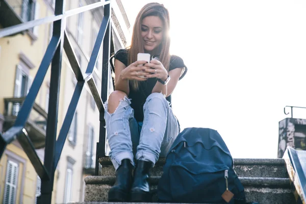 Молодая женщина пишет смс со смартфона — стоковое фото