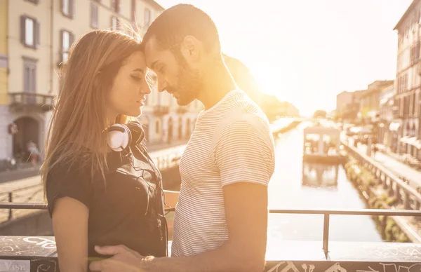 Romantiska par på bron — Stockfoto