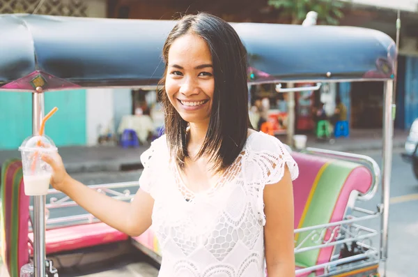 Mujer tailandesa con tuk tuk taxi —  Fotos de Stock
