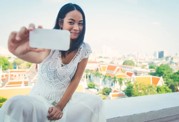 Тайські жінки беручи selfie — стокове фото