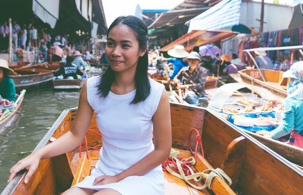 Thaiföldi nő, az úszó piac — Stock Fotó