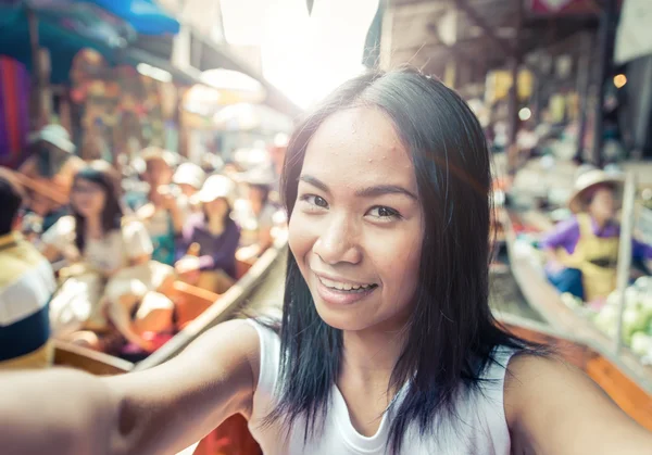 水上マーケットでタイの女性 — ストック写真