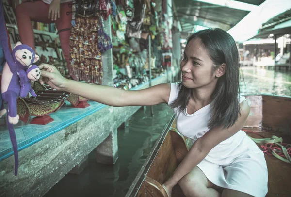 Thailänderin auf schwimmendem Markt — Stockfoto
