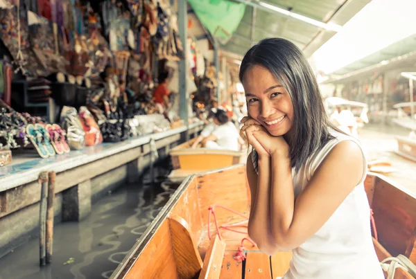 Thailänderin auf schwimmendem Markt — Stockfoto