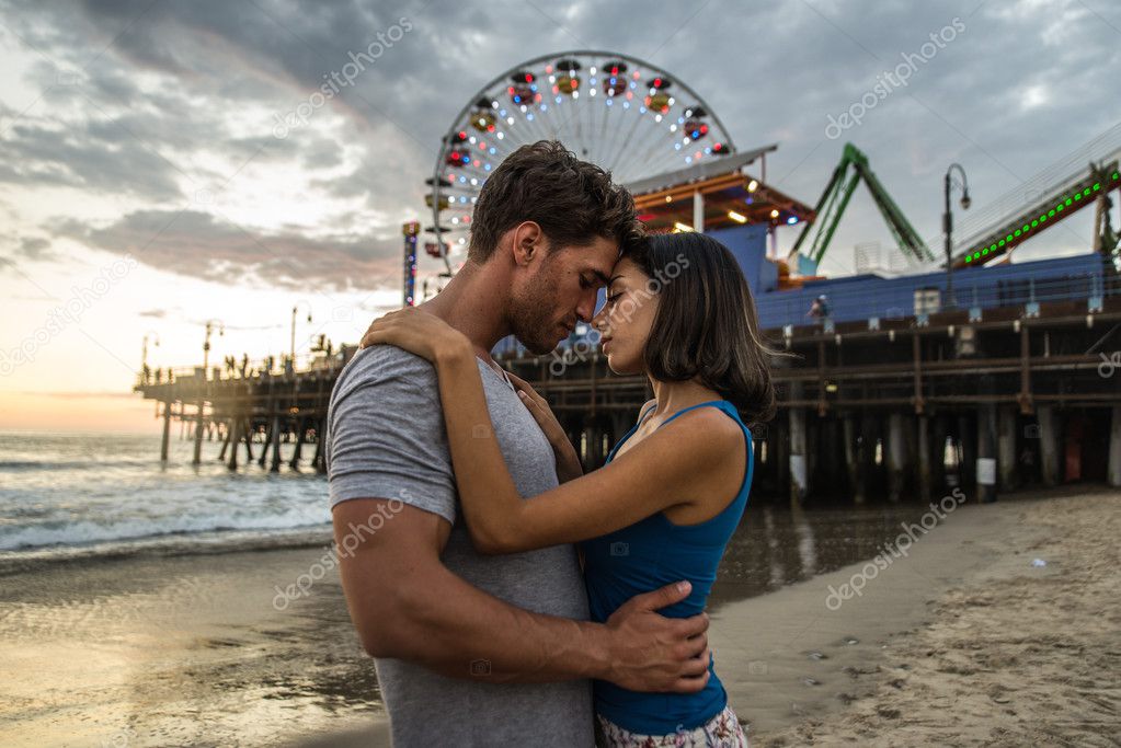 Pareja besándose playa fotos de stock, imágenes de Pareja besándose playa sin royalties | Depositphotos Pareja besándose playa fotos de stock, imágenes de Pareja besándose playa sin royalties | Depositphotos