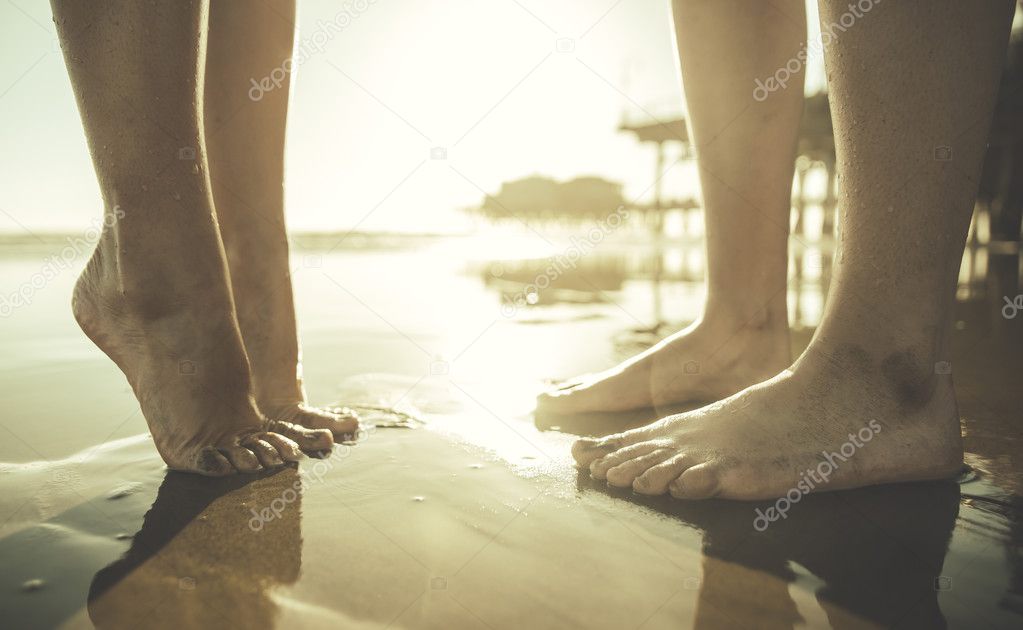 поцелуй девушек. парень и девушка в кроссовках. мужские и женские ноги. девушки в колготках на вечеринке. поцелуй ноги женщины.