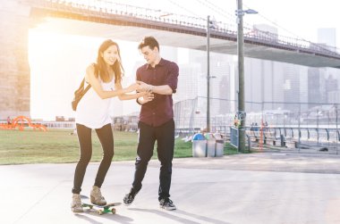 Kaykay üzerinde oynak Çift