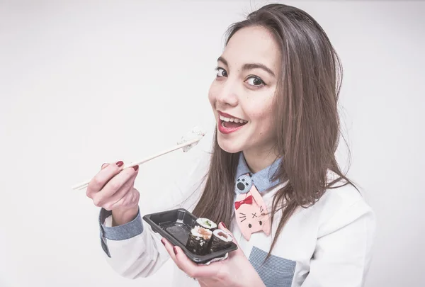 Японская женщина ест суши — стоковое фото