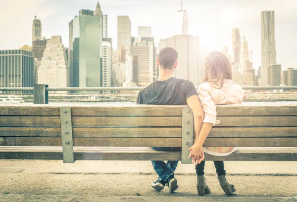 Пара отдыхает на скамейке в Нью-Йорке — стоковое фото