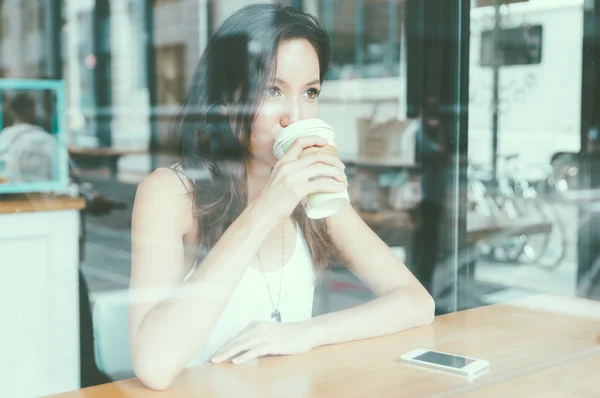 Красива жінка п'є каву — стокове фото