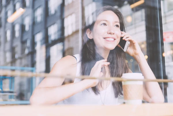 Bella donna che beve caffè — Foto Stock