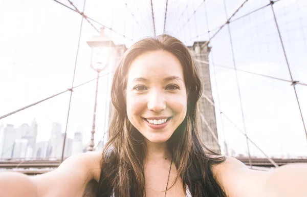 Frau macht Selfie auf Brücke in Brooklyn — Stockfoto