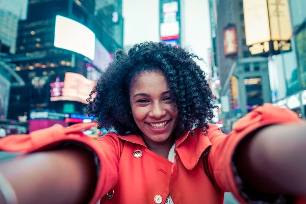 Женщина делает селфи в Нью-Йорке — стоковое фото