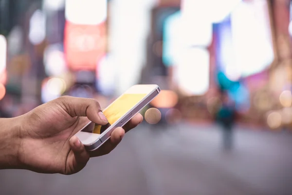 Mujer leyendo mensaje en el teléfono inteligente — Foto de Stock