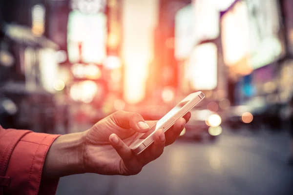 Mujer leyendo mensaje en el teléfono inteligente — Foto de Stock