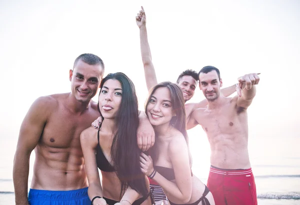 Przyjaciół, biorąc selfie na plaży — Zdjęcie stockowe