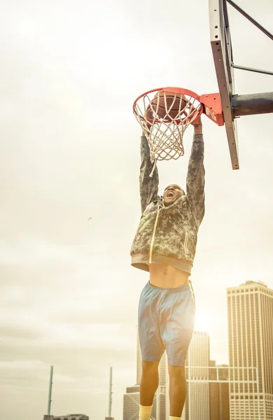 Уличный баскетболист на корте — стоковое фото