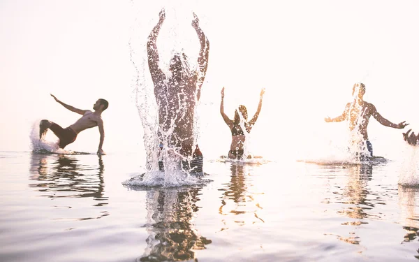Felices amigos salpicando agua — Foto de Stock